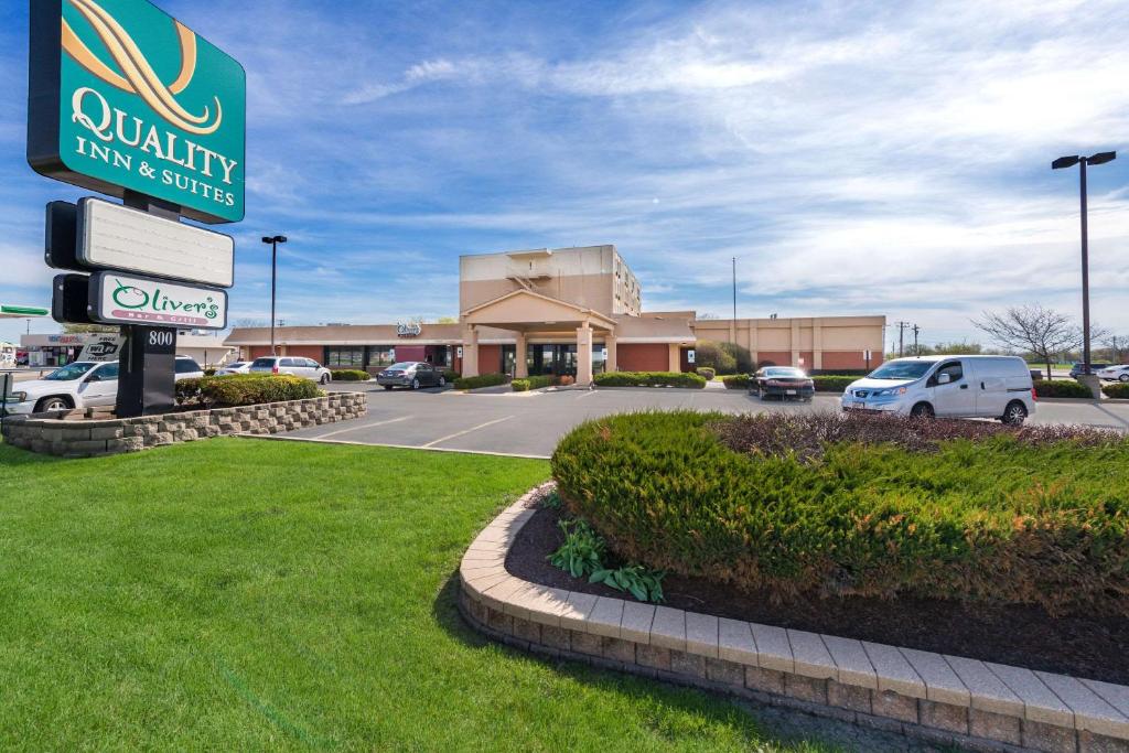 una señal para un concesionario de coches en un estacionamiento en Quality Inn Bradley- Bourbonnais, en Bradley