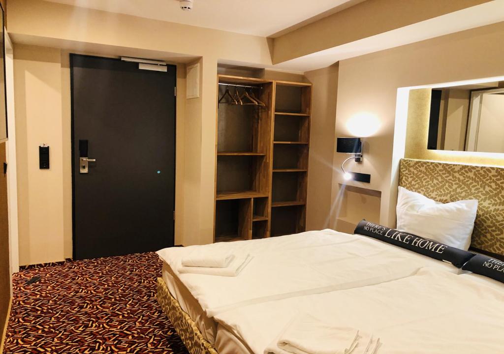 Postel nebo postele na pokoji v ubytování Elbgalerie Hotel
