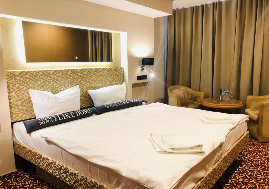 Postel nebo postele na pokoji v ubytování Elbgalerie Hotel