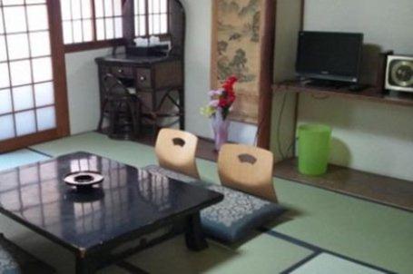 TV a/nebo společenská místnost v ubytování Takigawa Ryokan