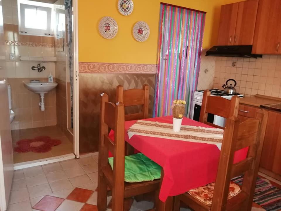 uma cozinha com uma mesa e uma casa de banho com um lavatório em Chata ALBA REGIA em Jahodná
