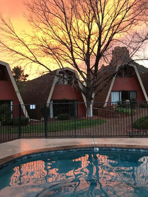 una casa con un árbol y una piscina en Red Agave Resort en Sedona