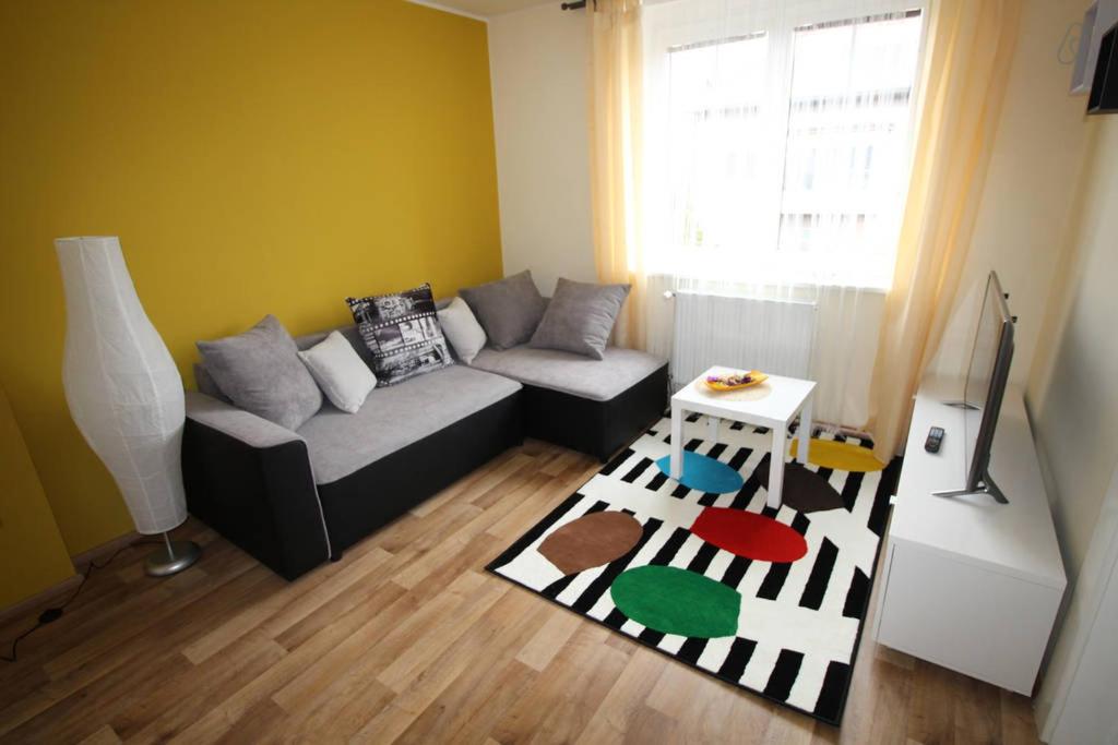 sala de estar con sofá y alfombra en Dreamy Apartment, en Praga