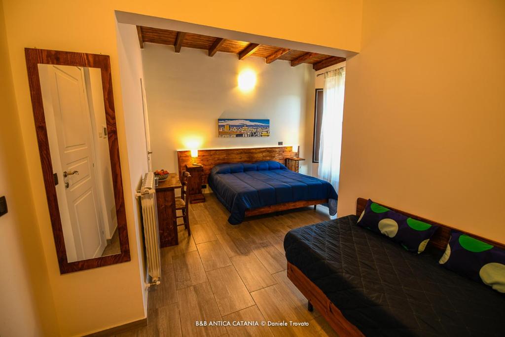 En eller flere senge i et værelse på Antica Catania Accomodation