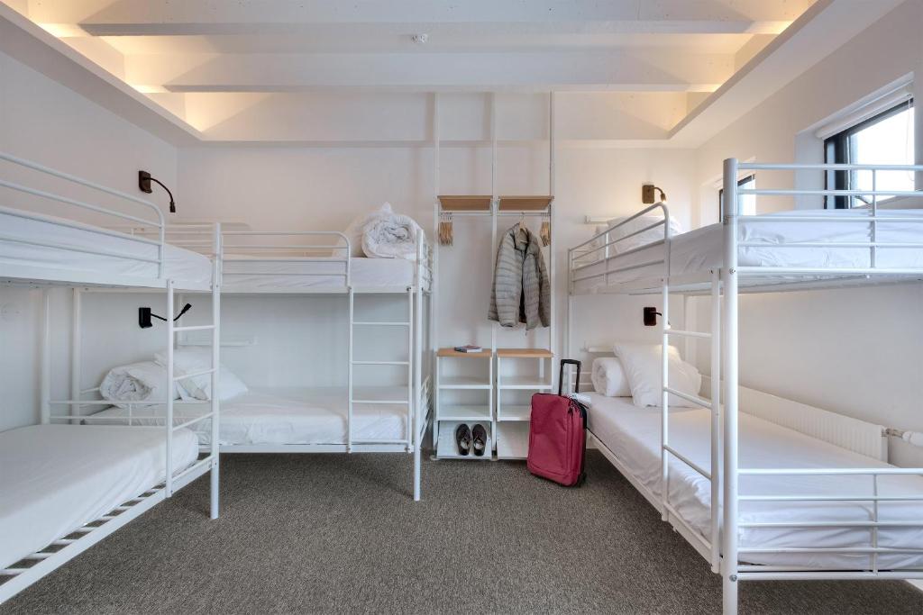 Postel nebo postele na pokoji v ubytování Lækur Hostel