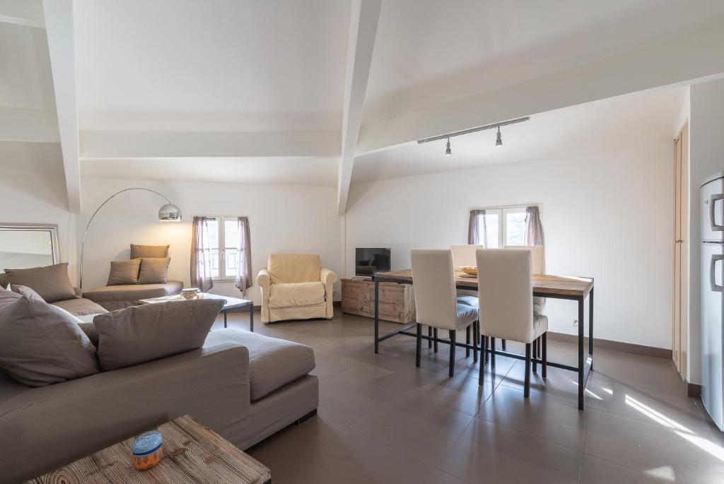 una sala de estar con un sofá y una mesa en Appartement DELICE B, en Saint-Tropez