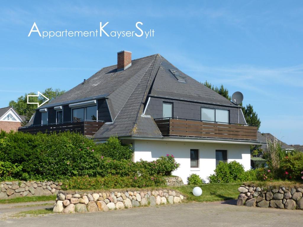 ein Haus mit einem Dach darüber in der Unterkunft Appartement Kayser Sylt in Morsum