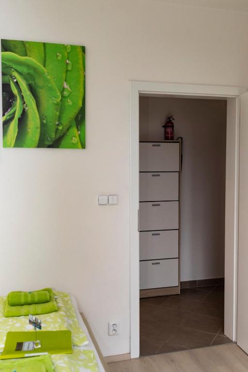 Postel nebo postele na pokoji v ubytování Bastien Studio near Airport