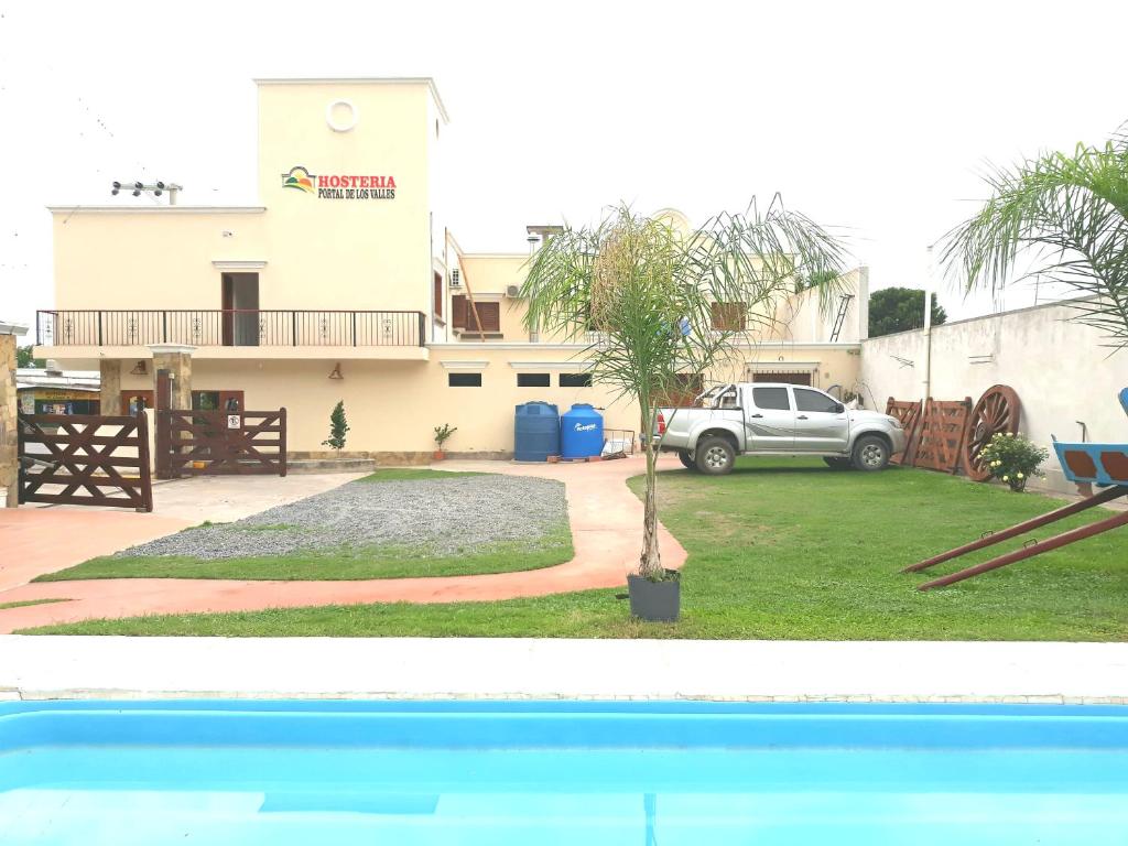 uma casa com um carro estacionado em frente a um quintal em Portal De Los Valles em Chicoana