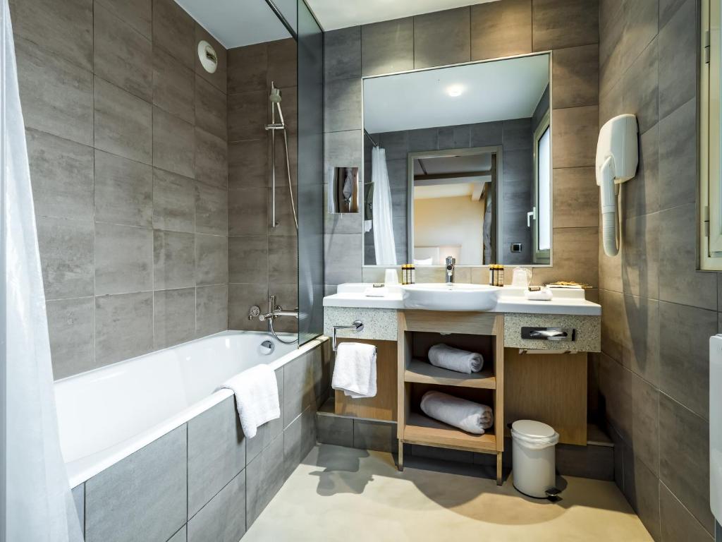 Koupelna v ubytování Hôtel Le Pré Carré