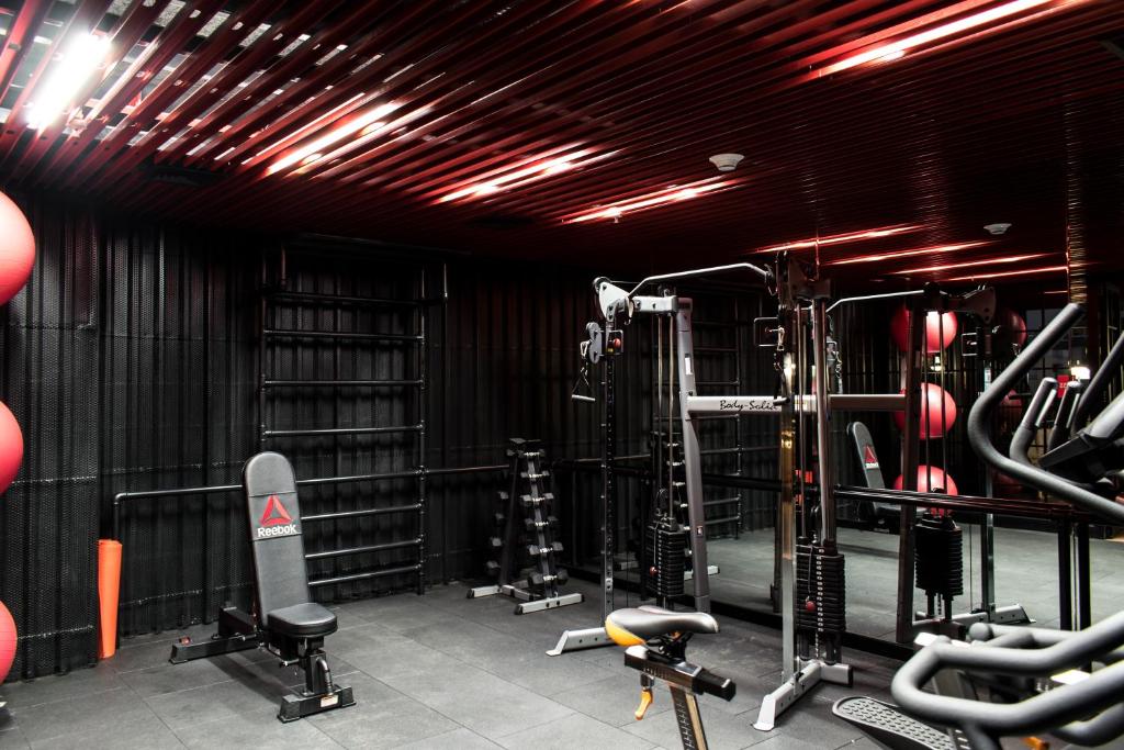 un gimnasio con máquinas de correr y equipamiento en una habitación en Radisson RED Miraflores, en Lima