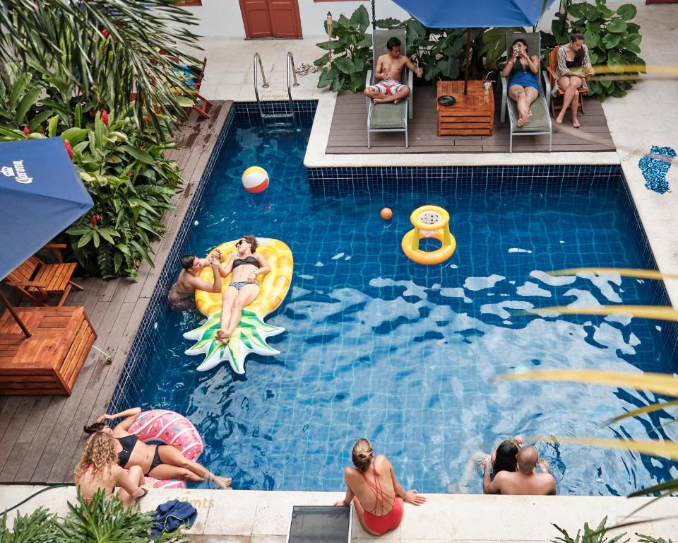 un grupo de personas en una piscina en La Vaina Cali en Cali