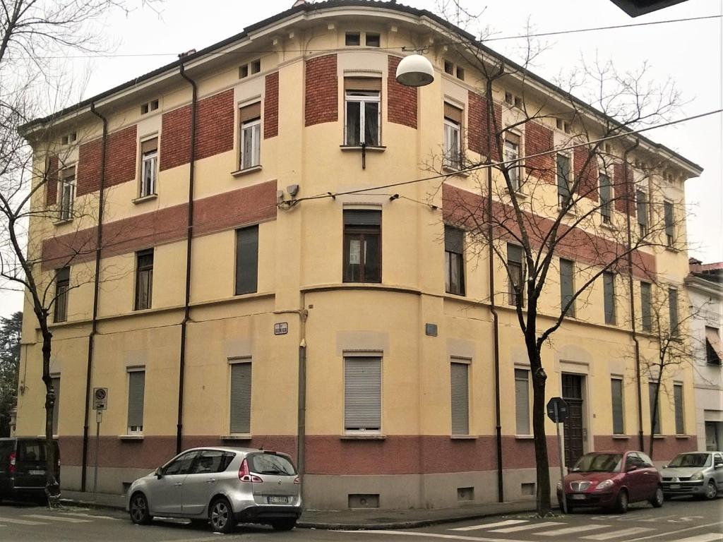 un bâtiment avec deux voitures garées devant lui dans l'établissement Piano nobile di Palazzo Vidmar in centro a Gorizia, à Gorizia