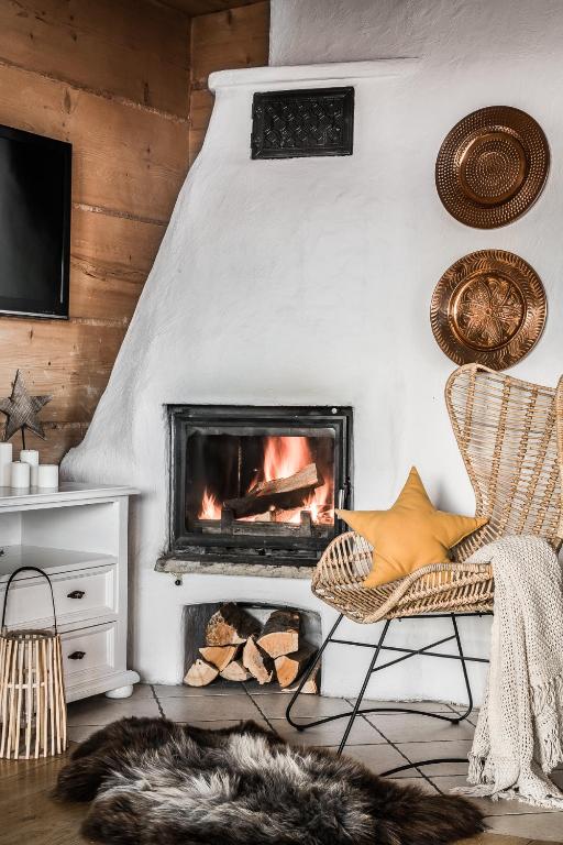 TV a/nebo společenská místnost v ubytování Domki w Białce WOODHOUSE- basen, sauna, jacuzzi