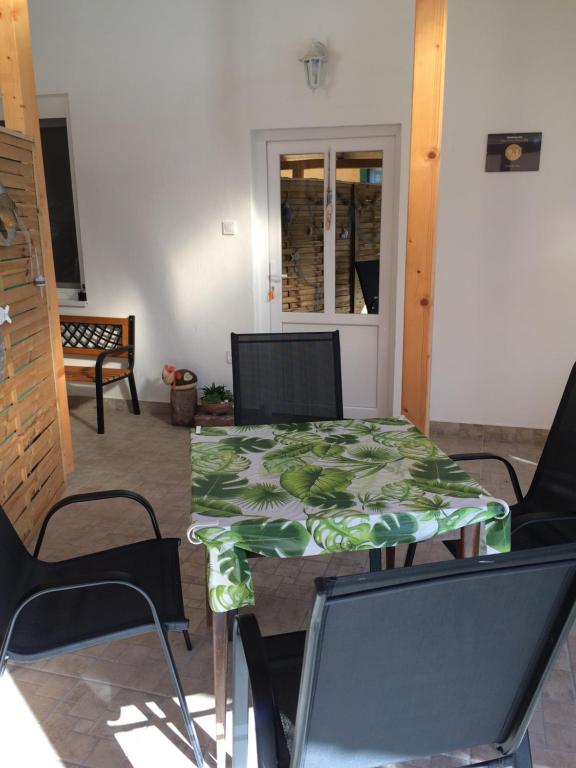 einen Tisch mit einem grünen Tischtuch darüber in der Unterkunft Teraszos ház in Balatonlelle