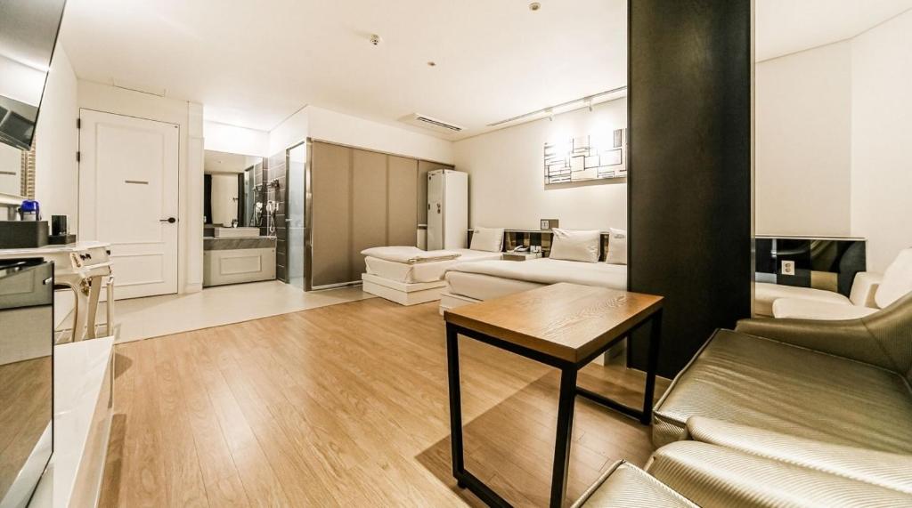 Kuchyň nebo kuchyňský kout v ubytování Hotel Insomnia