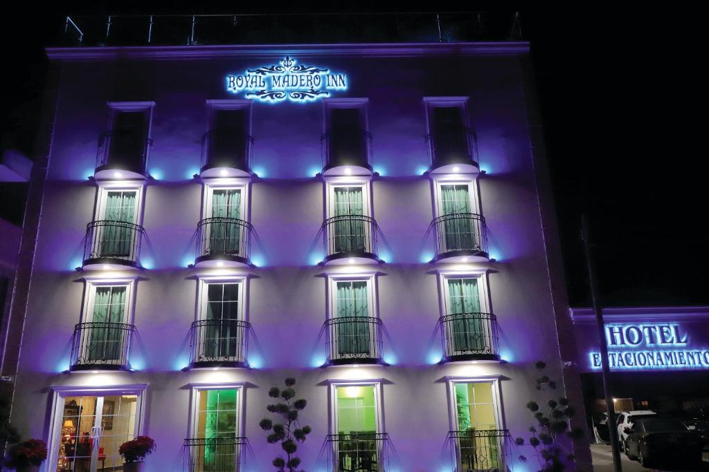 un hôtel avec des lumières bleues sur le côté d'un bâtiment dans l'établissement Royal Madero Inn, à Ciudad Madero