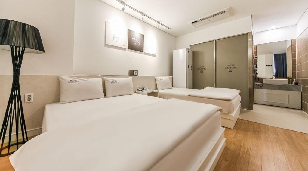 Postel nebo postele na pokoji v ubytování Hotel Insomnia