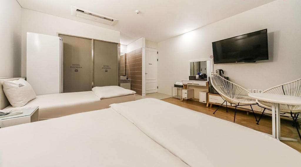 TV a/nebo společenská místnost v ubytování Hotel Insomnia