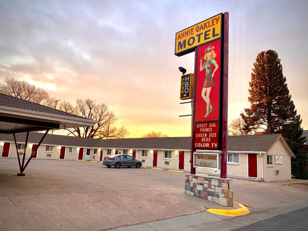 una señal de motel frente a un estacionamiento en Annie Oakley Motel Oakley, en Oakley