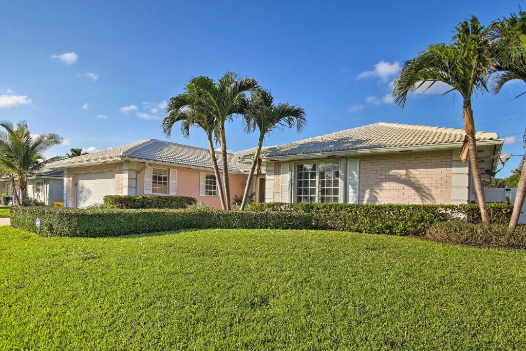 Riviera Beach Home with Pool - Walk to Beaches! - Maison De Vacances