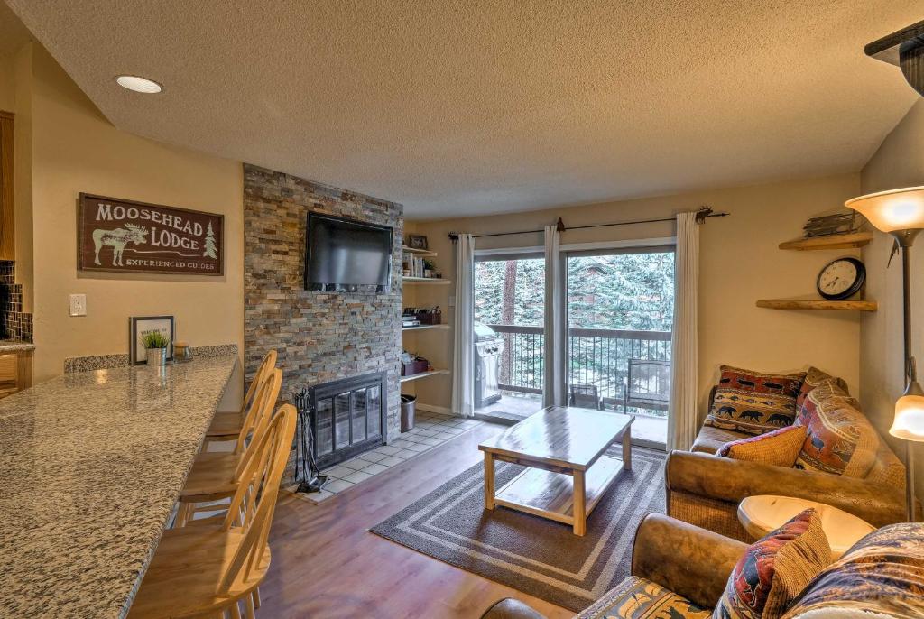 uma sala de estar com um sofá e uma mesa em Breckenridge Condo - Walk to Main St and Chairlift! em Breckenridge