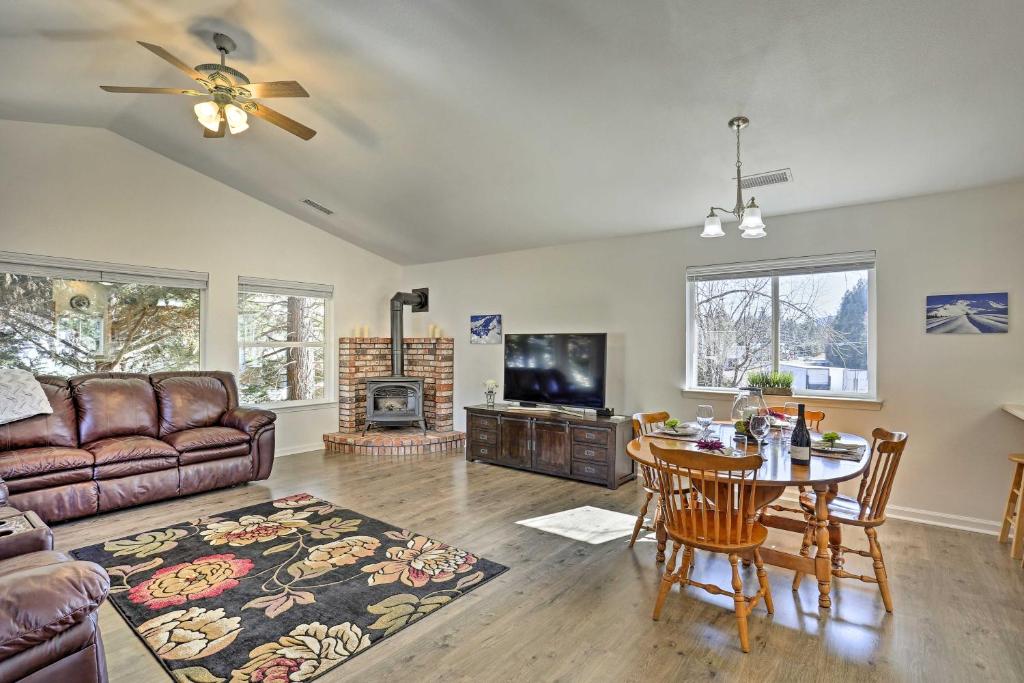 een woonkamer met een bank en een tafel bij Centrally Located Mt Shasta Home with Deck! in Mount Shasta