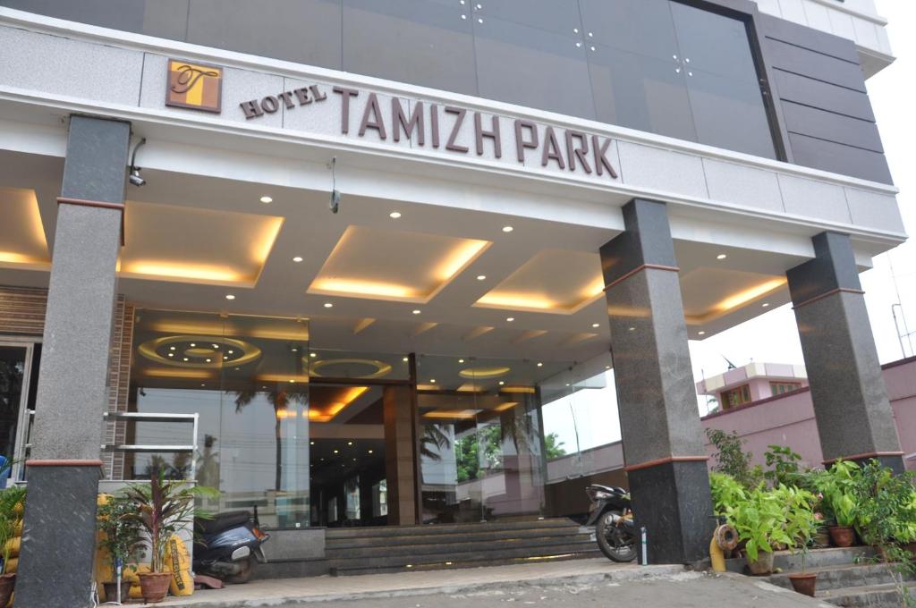 einen vorderen Blick auf das tamilische Parkgebäude in der Unterkunft Hotel Tamizh Park in Puducherry