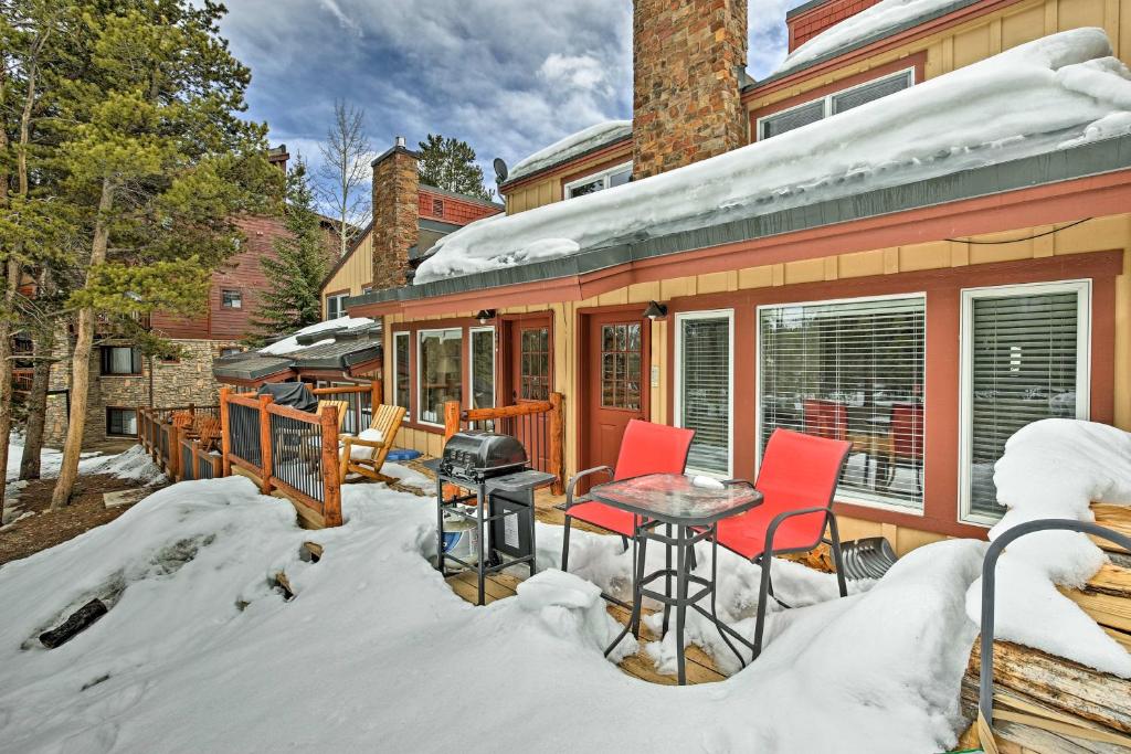 une maison recouverte de neige avec une table et des chaises dans l'établissement Walk to Main St Ski-InandOut Breckenridge Condo!, à Breckenridge