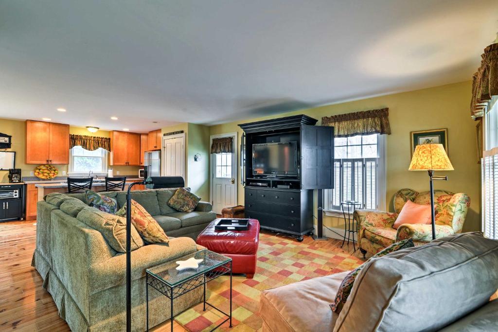 Gallery image of Traditional Marthas Vineyard Home with Porch and Yard in Oak Bluffs