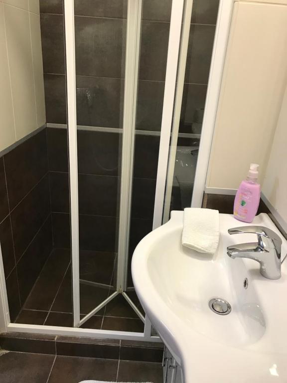 A bathroom at Harsányi vendégház