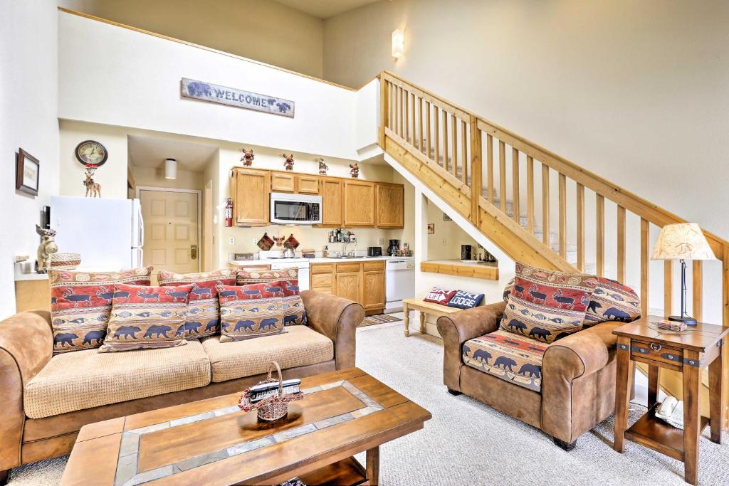 una sala de estar con 2 sofás y una escalera en Cozy Mountain Getaway 2 Mi to Granby Ranch!, en Granby