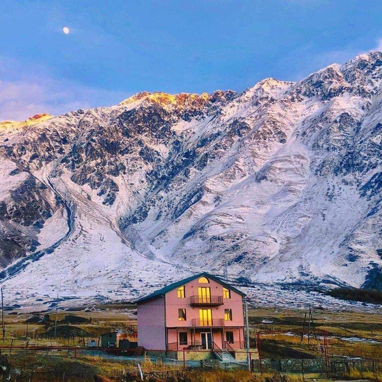 Rooms Hotel Kazbegi Гергети