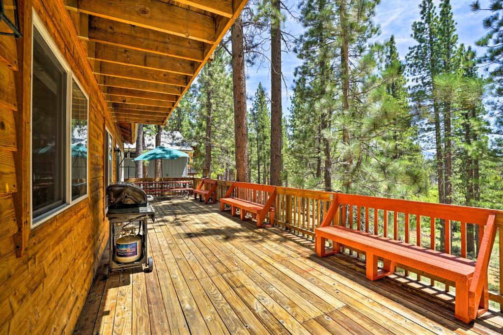 サウス・レイクタホにある4 Mi to Heavenly Home with Deck in South Lake Tahoeの木製デッキ(ベンチ、グリル付)