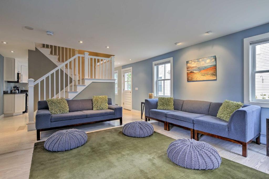 - un salon avec deux canapés bleus et un escalier dans l'établissement Provincetown Vacation Rental Walk to Beach and More, à Provincetown