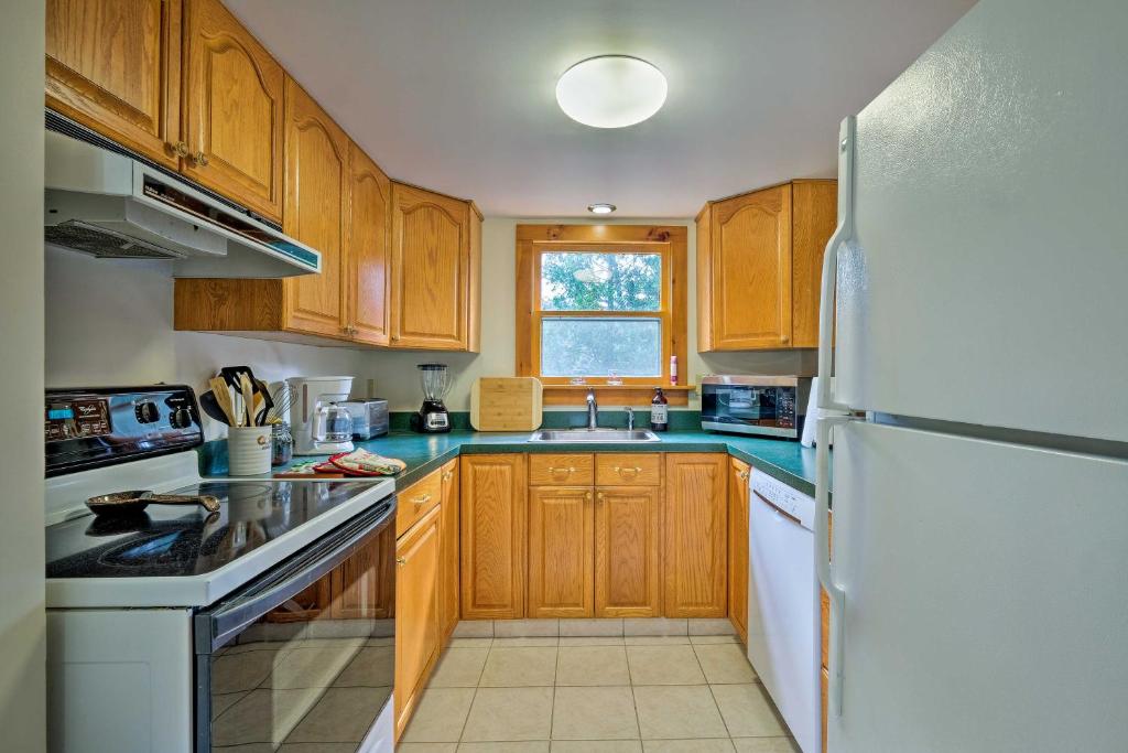 Picturesque Cottage with Sunroom on Ashmere Lake!, Hinsdale Updated