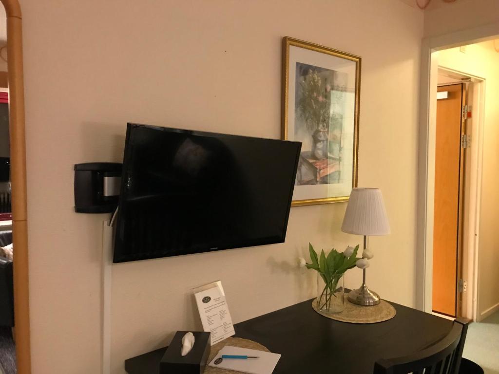 TV a/nebo společenská místnost v ubytování Kils Hotell & Restaurang