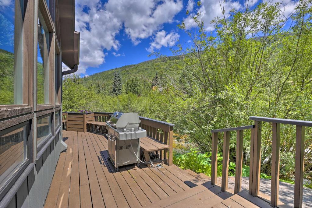 Balkón nebo terasa v ubytování Vail Condo with Mtn View Deck - Steps to Ski Shuttle