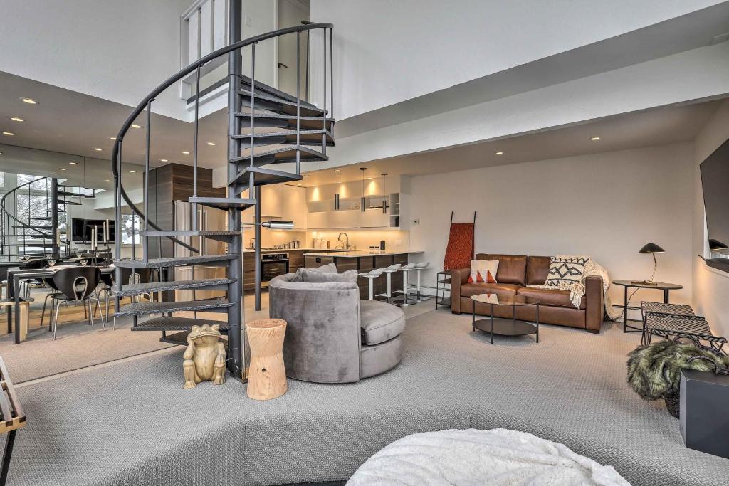 Posezení v ubytování Vail Condo with Mtn View Deck - Steps to Ski Shuttle
