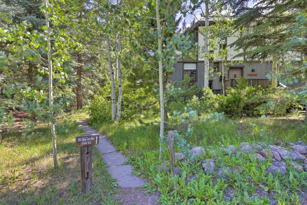 Zahrada ubytování Vail Condo with Mtn View Deck - Steps to Ski Shuttle