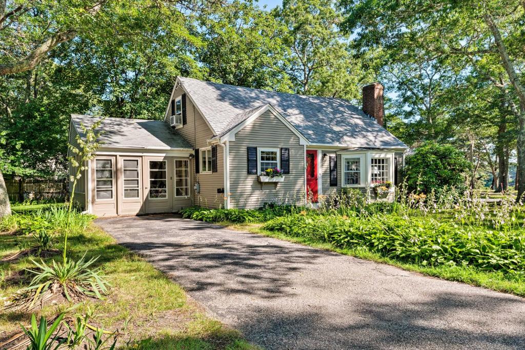 Φωτογραφία από το άλμπουμ του Cape Cod House with Grill and Yard - Drive to Beach! σε South Yarmouth