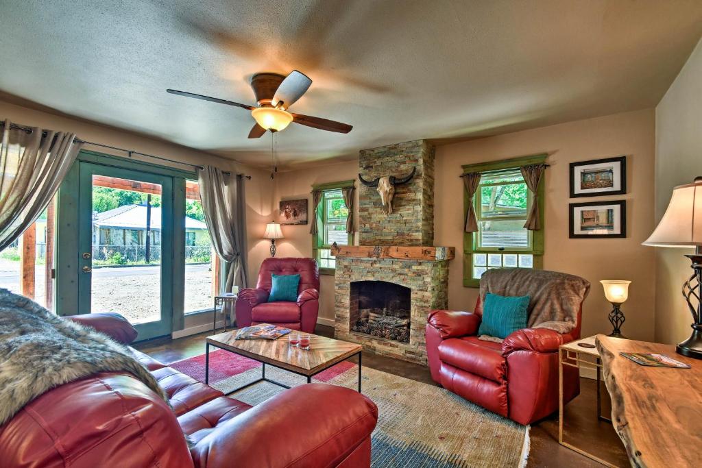 ein Wohnzimmer mit roten Möbeln und einem Kamin in der Unterkunft Cozy Home with Media Room Short Walk to Taos Plaza! in Taos