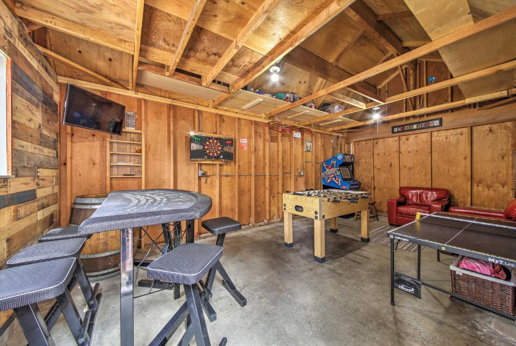 - une salle de jeux avec une table de ping-pong dans l'établissement Cozy Renovated Cabin Yard, Deck, PlayroomandArcade, à Big Bear City