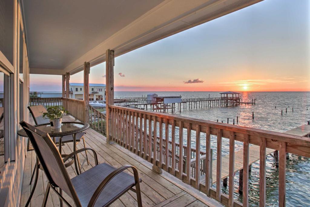 balcón con mesa, sillas y vistas al océano en Luxe Waterfront Lake Pontchartrain Home with Dock!, en Venetian Isles