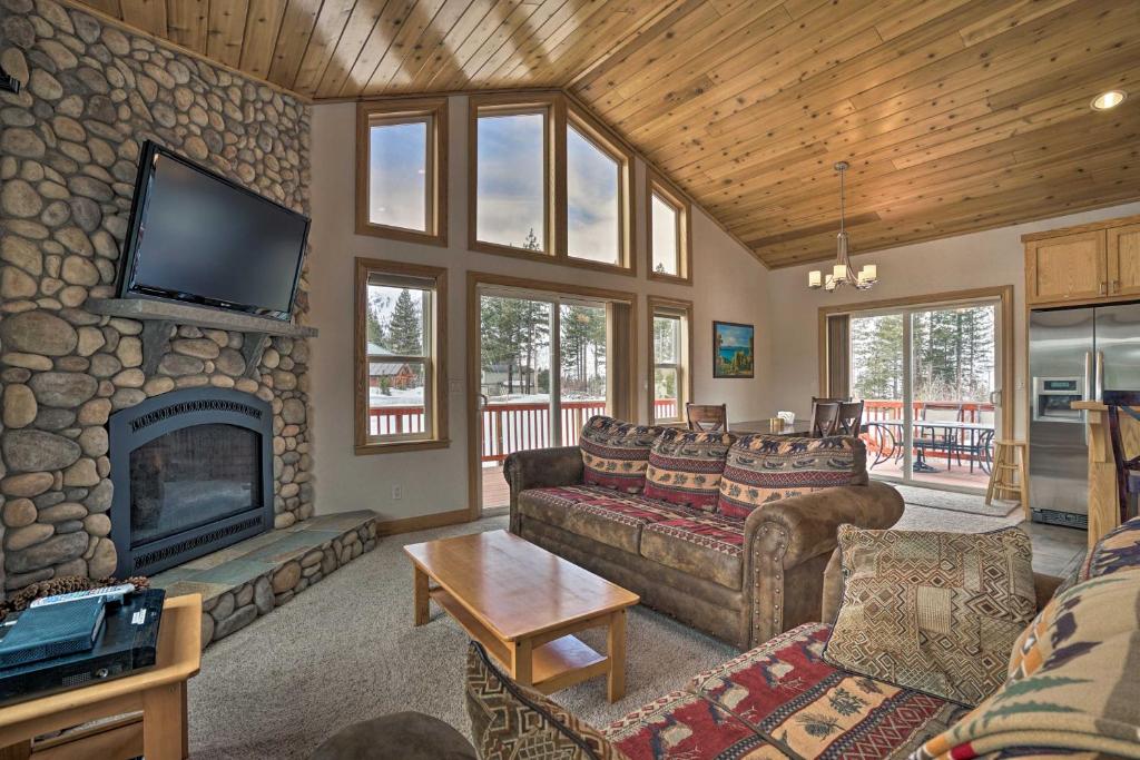 uma sala de estar com sofás e uma lareira de pedra em South Lake Tahoe Home 9 Mi to Heavenly Mountain! em South Lake Tahoe
