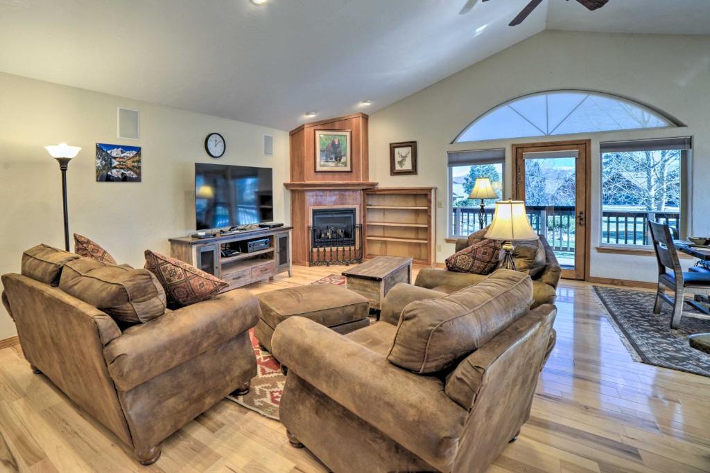 パゴサ・スプリングスにある5 Mi to Hot Springs Condo in Pagosa Springs!のリビングルーム(ソファ2台、暖炉付)
