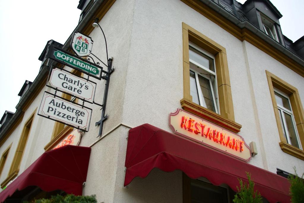 ein Gebäude mit Straßenschildern an der Seite in der Unterkunft Charly's Gare in Senningerberg