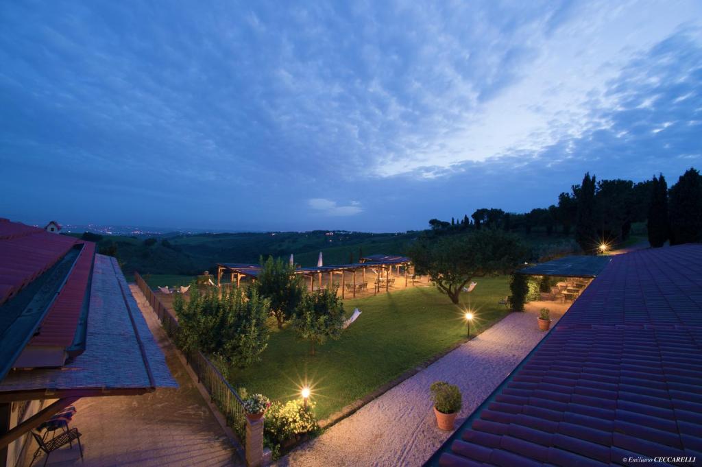 una vista aérea de un jardín por la noche en Agriturismo Valle Siriaca, en Castelnuovo di Porto