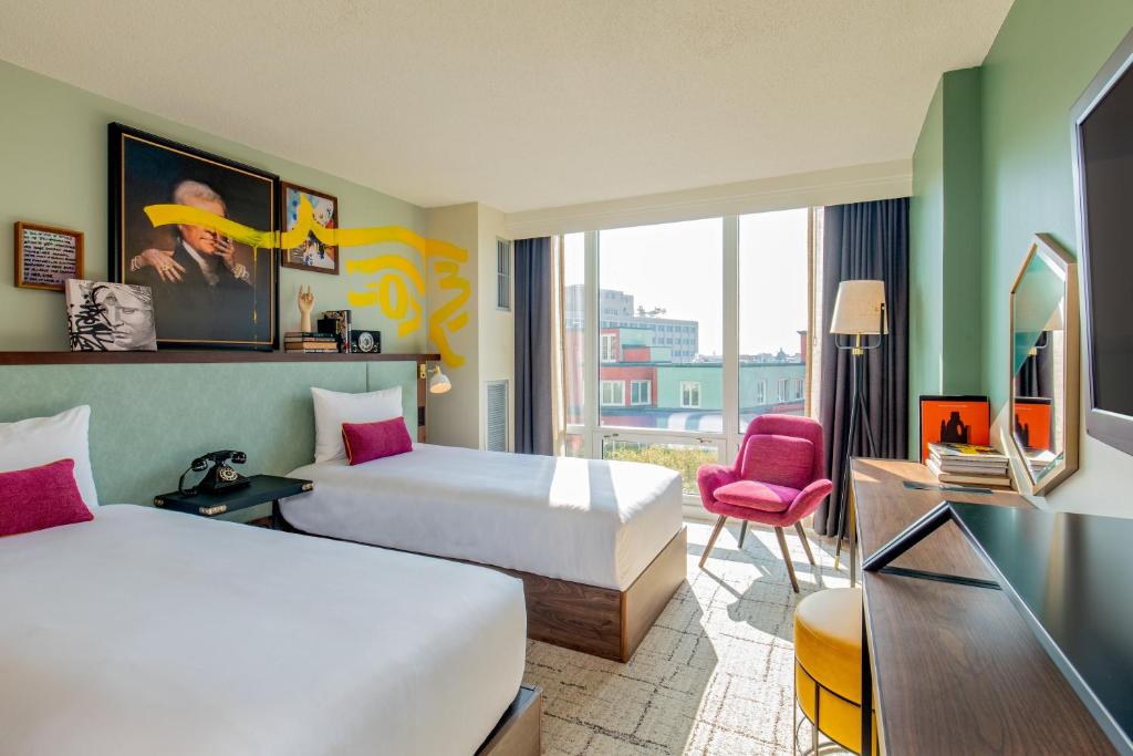 una camera d'albergo con due letti e una finestra di Generator Hotel Washington DC a Washington