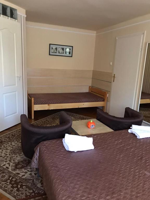 A bed or beds in a room at Harsányi vendégház